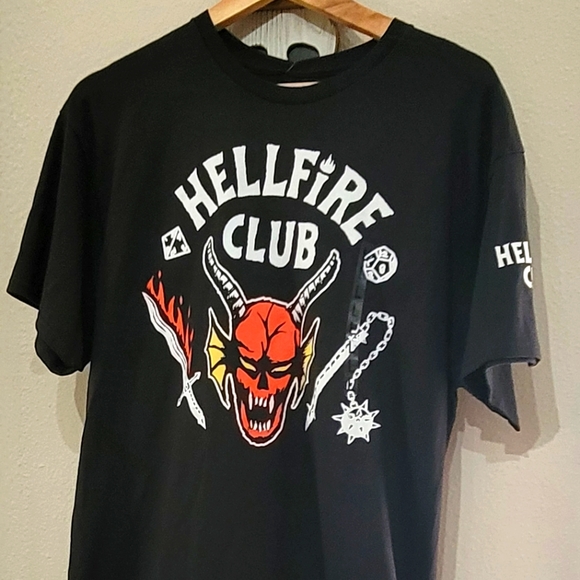 Camiseta Infantil Stranger Things Hellfire Neon Dice - Azul Marino, Estilo Oficial Y Cómodo